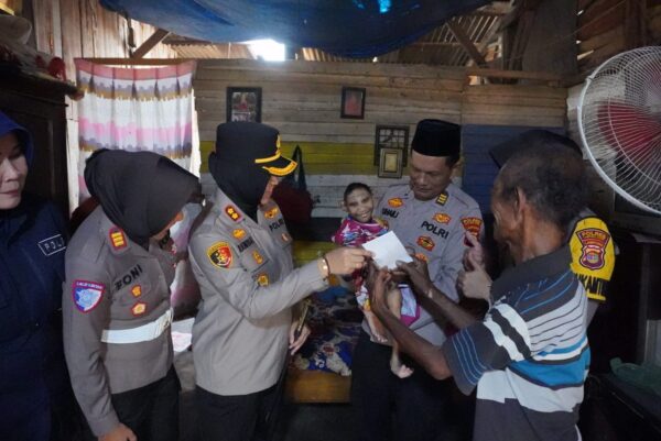 Kapolres Lampung Utara Salurkan Bantuan Infaq Jumat Berbagi Kepada Warga Kelapa Tujuh