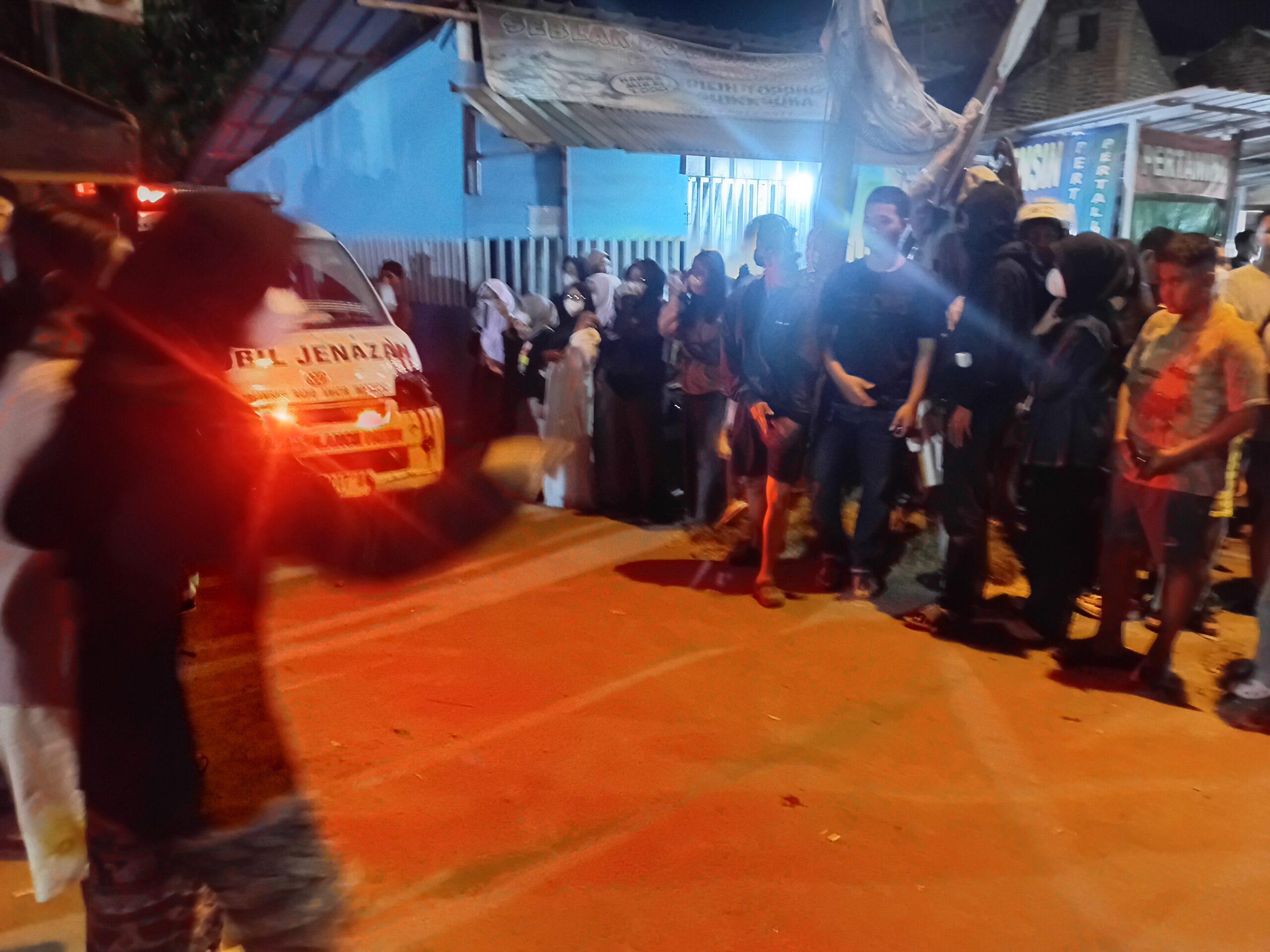 Hendak membeli Makanan Pemuda Warga Kelurahan Tekad Kecamatan Pulau Panggung Tewas Tertabrak Kereta Penumpang