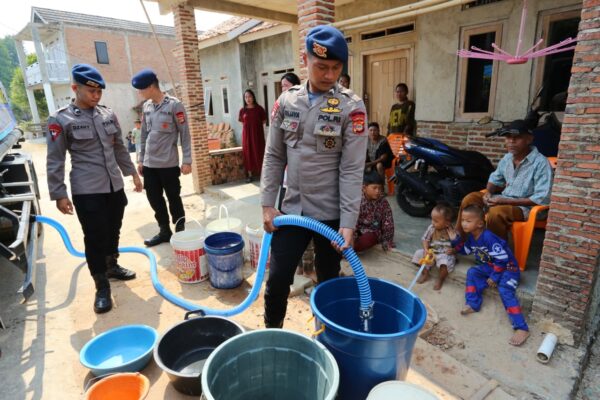 Satuan Brimob Polda Lampung Salurkan Ribuan Liter Air Bersih bagi Masyarakat Terdampak Kekeringan